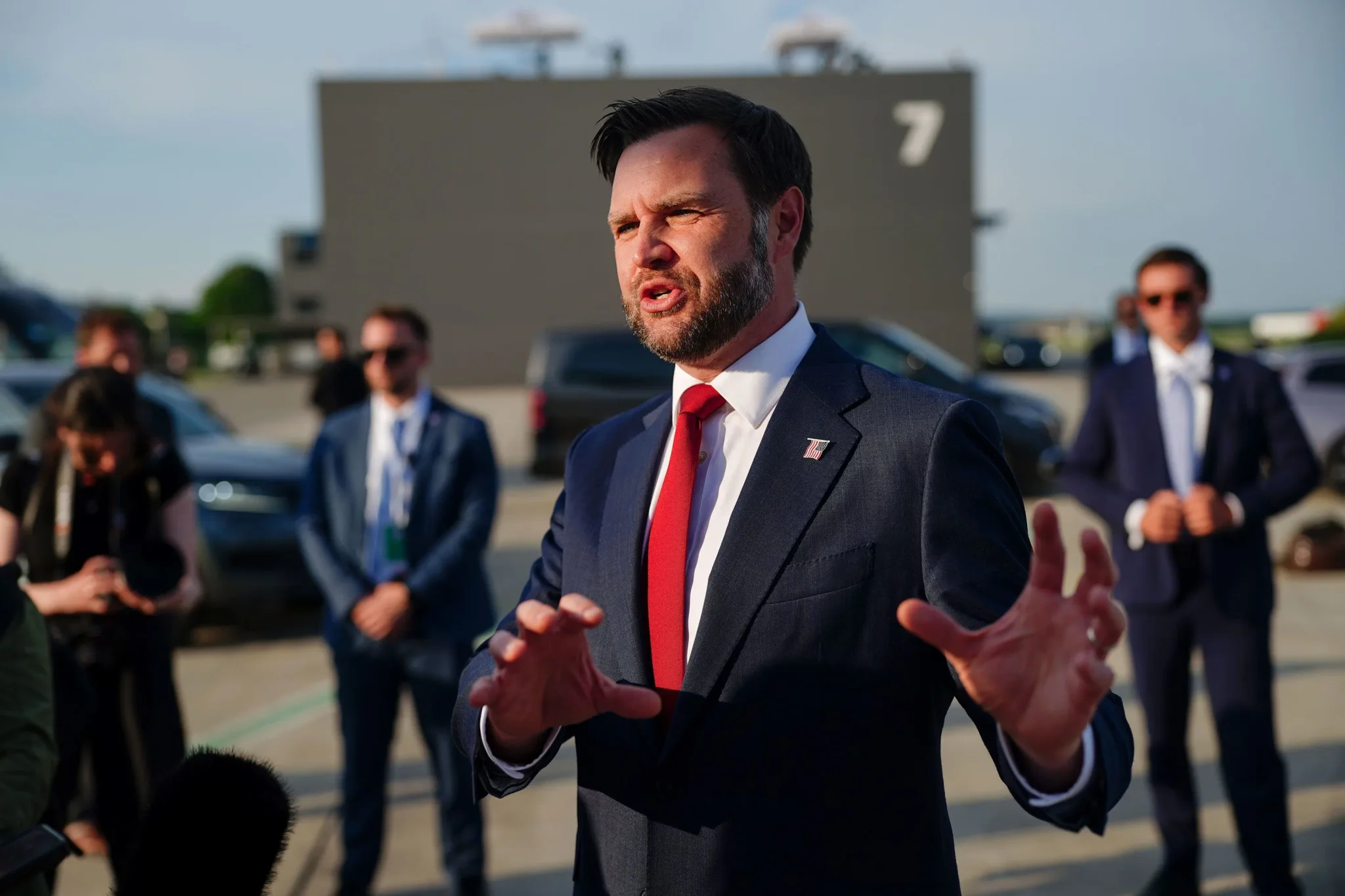 نائب الرئيس JD Vance يتحدث في مؤتمر صحفي، مع التركيز على قضايا الاتفاق النووي مع إيران وتفاصيل التفتيش النووي.