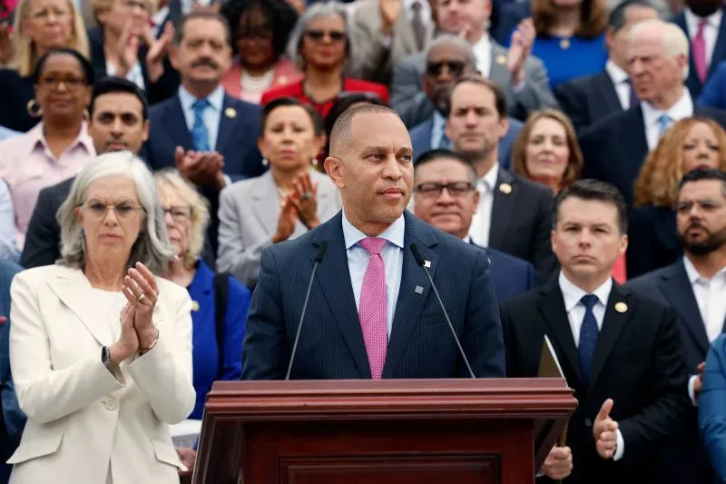 خطاب من زعيم ديمقراطي أمام حشد من المشرعين، حيث يعبر عن دعم مشروع قانون ترامب للتخفيضات الضريبية وتعزيز الأمن.