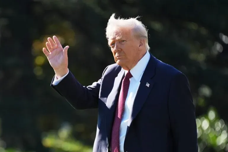 الرئيس الأمريكي دونالد ترامب يلوح بيده أثناء إعلان مبادرة وطنية لتعبئة الذكاء الاصطناعي لتعزيز الإنجازات العلمية.