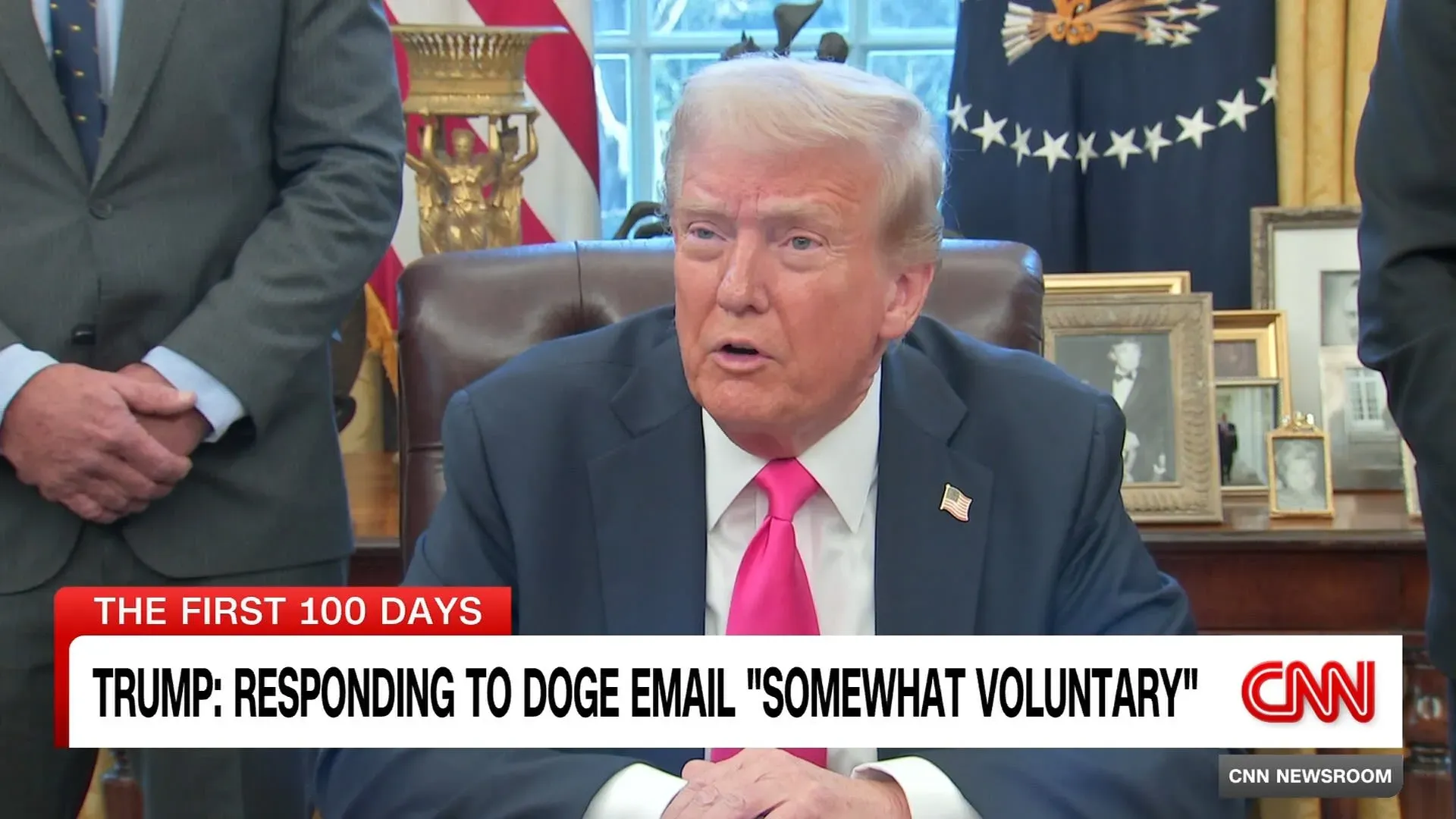 ترامب يتحدث في المكتب البيضاوي حول خطط تقليص الوظائف الفيدرالية، مع التركيز على تحسين الكفاءة الحكومية.