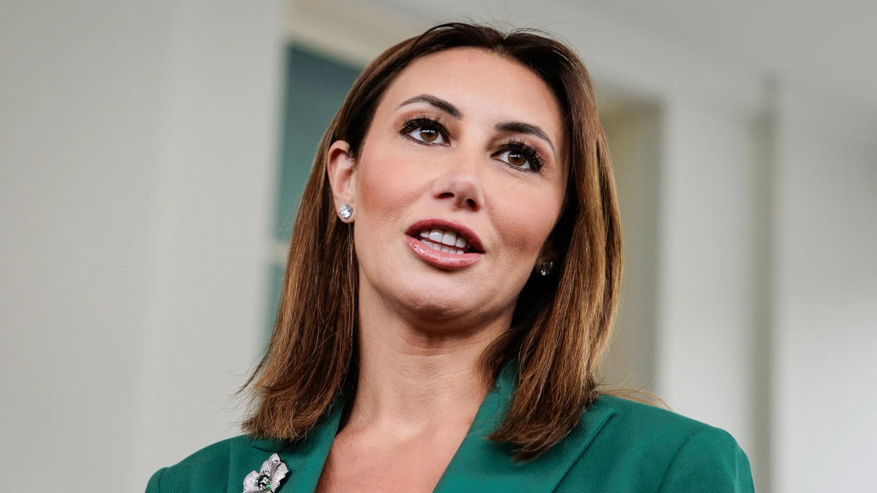 ألينا هابا، المحامية الشخصية للرئيس ترامب، تتحدث في مؤتمر صحفي بعد تعيينها كمدعي عام مؤقت لمقاطعة نيوجيرسي.