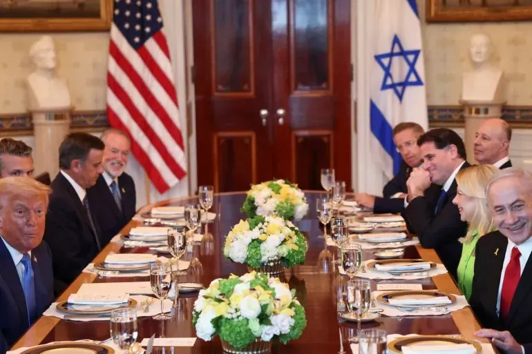 اجتماع غير معلن بين الرئيس الأمريكي دونالد ترامب ورئيس الوزراء الإسرائيلي بنيامين نتنياهو في البيت الأبيض، لمناقشة وقف إطلاق النار في غزة.