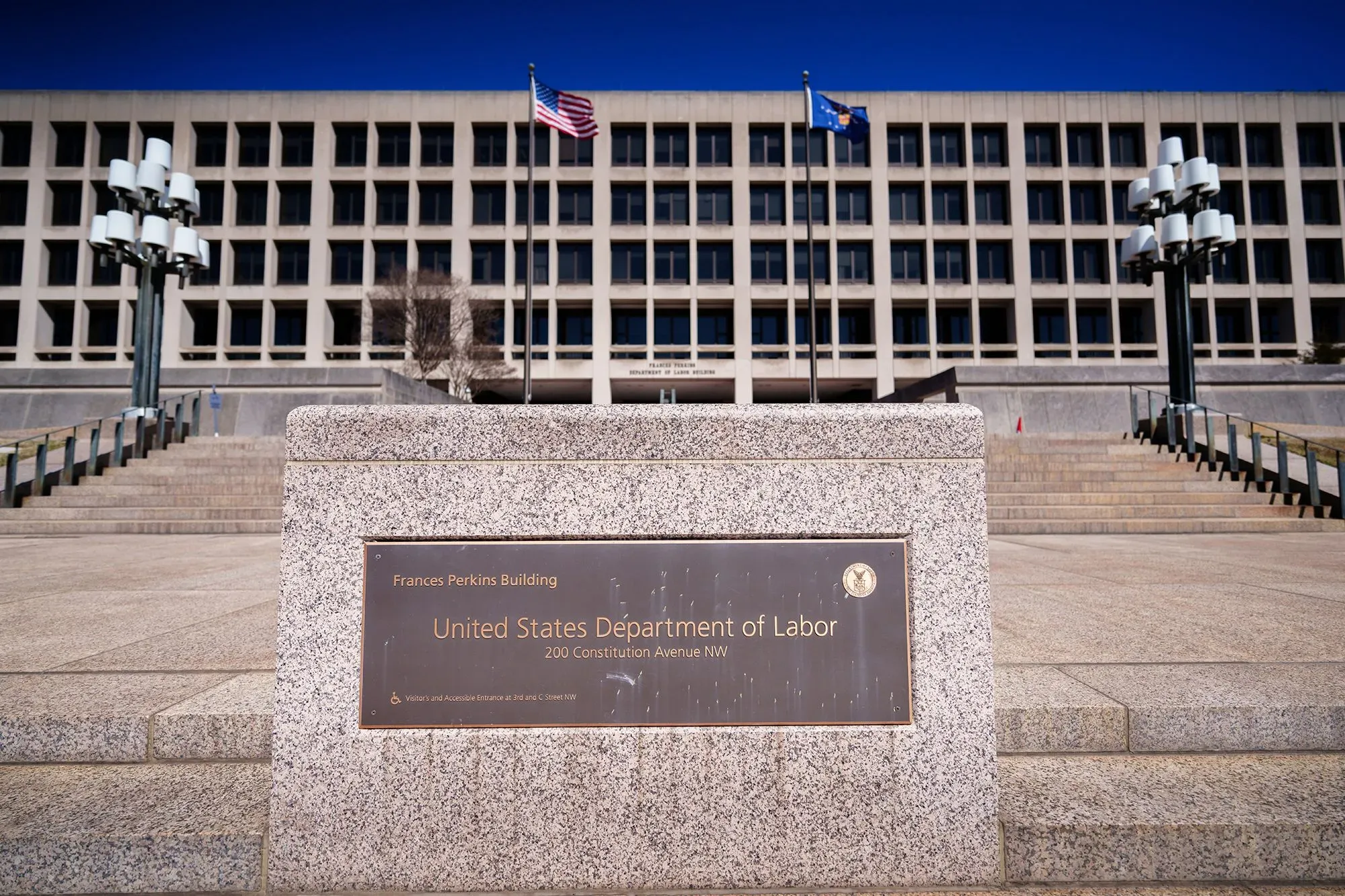 مبنى وزارة العمل الأمريكية يظهر في الصورة، مع لافتة توضح اسمه. يُعبر عن أهمية البيانات الإحصائية في الاقتصاد.