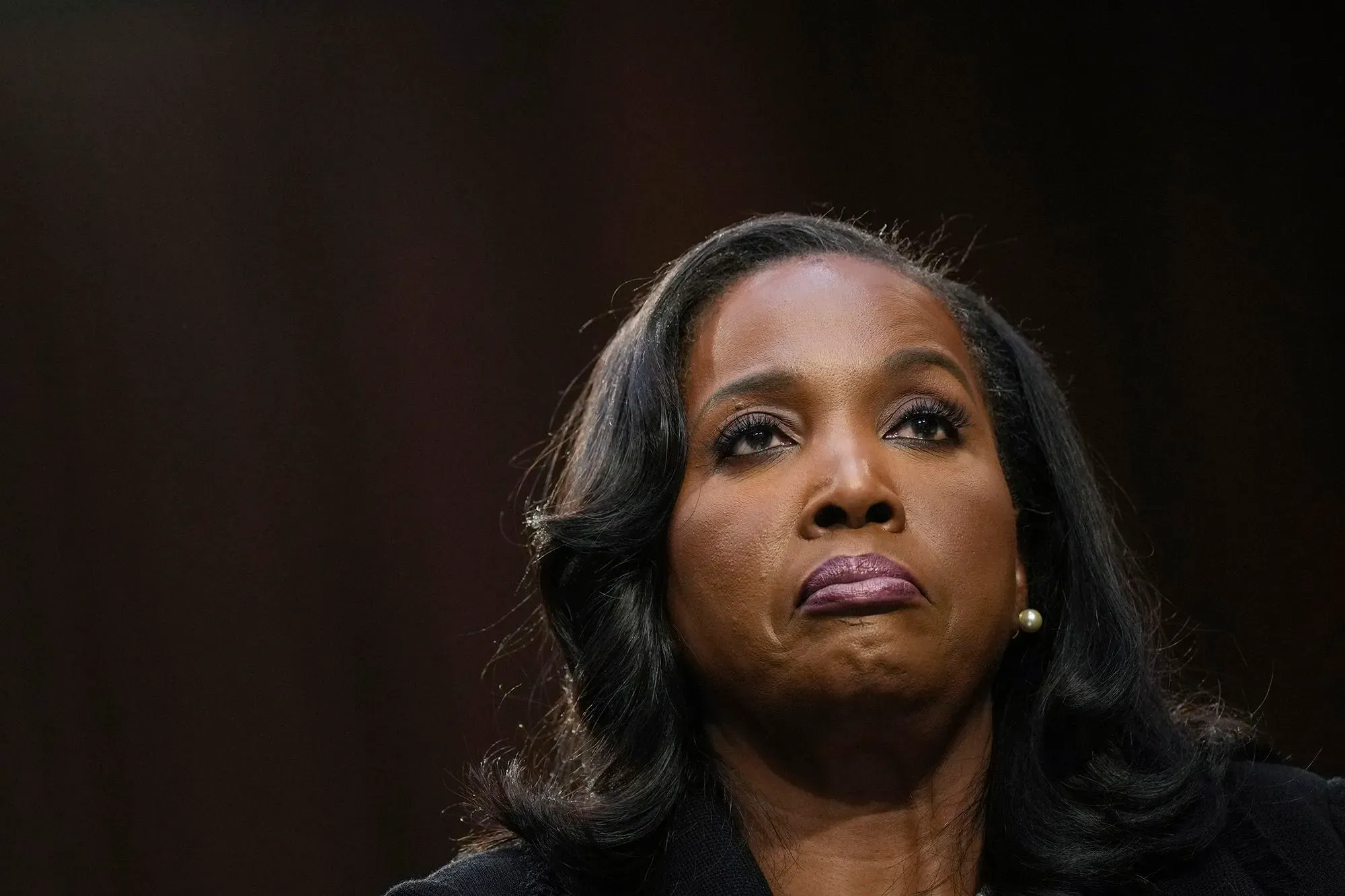 تظهر ليزا كوك، محافظة الاحتياطي الفيدرالي، تعبيرًا جادًا أثناء جلسة استماع تتعلق بإقالتها من قبل إدارة ترامب.