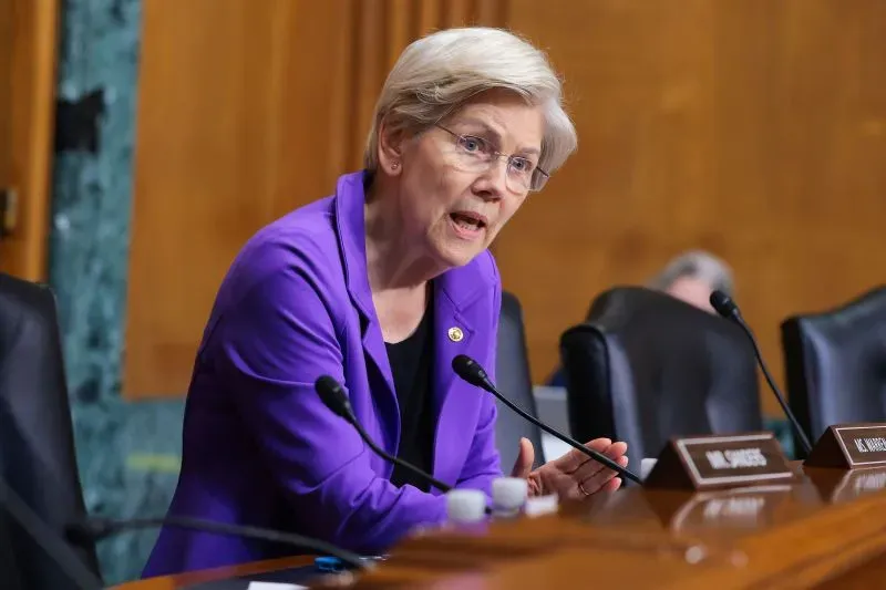 السيناتور إليزابيث وارن تتحدث خلال جلسة استماع، معبرة عن قلقها بشأن فوضى التعريفات الجمركية وتأثيرها على المستثمرين.