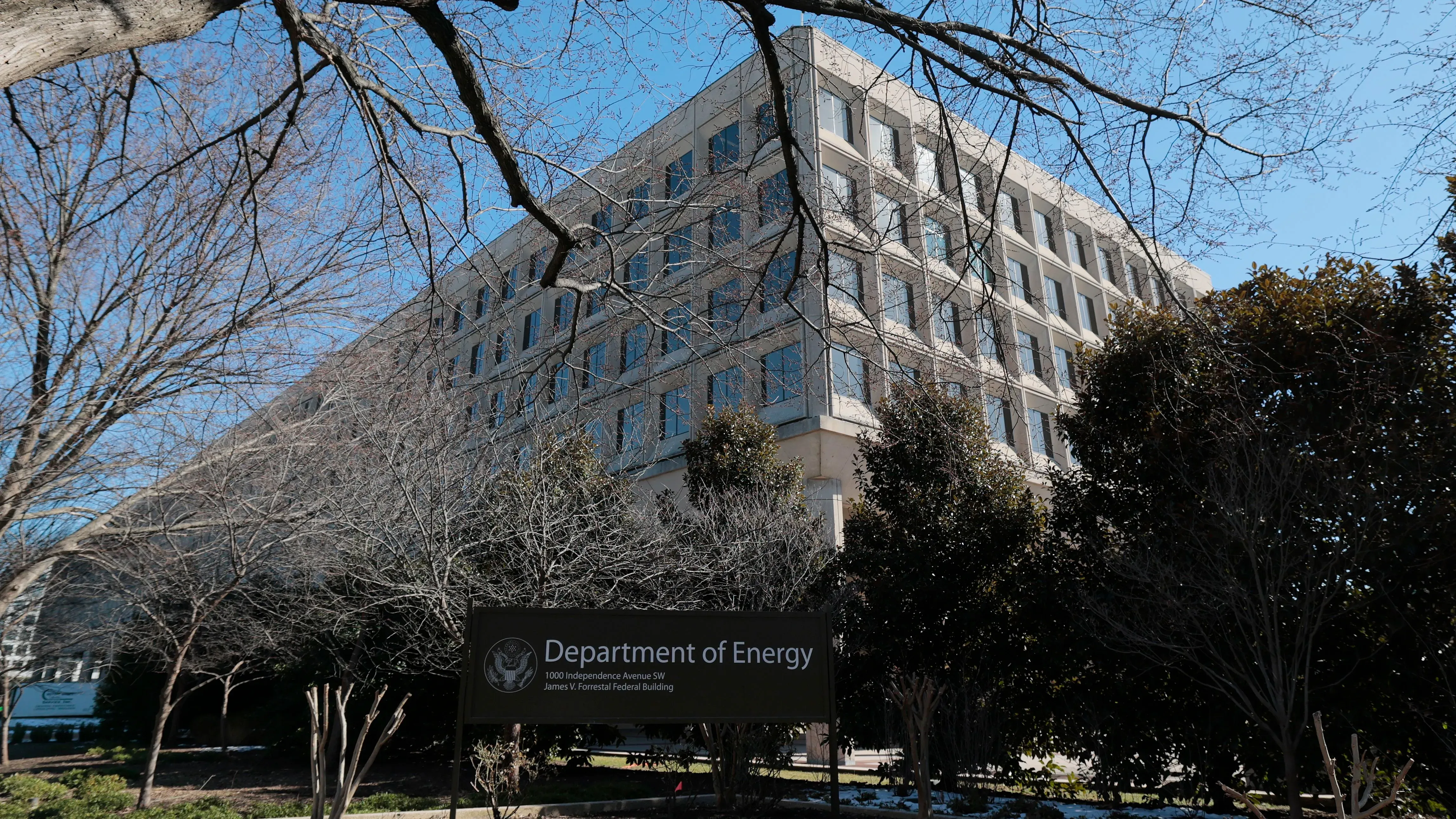 مبنى وزارة الطاقة الأمريكية، يظهر لافتة الوزارة وسط الأشجار، يمثل موقعًا حيويًا لإدارة الأسلحة النووية والموظفين المعنيين.