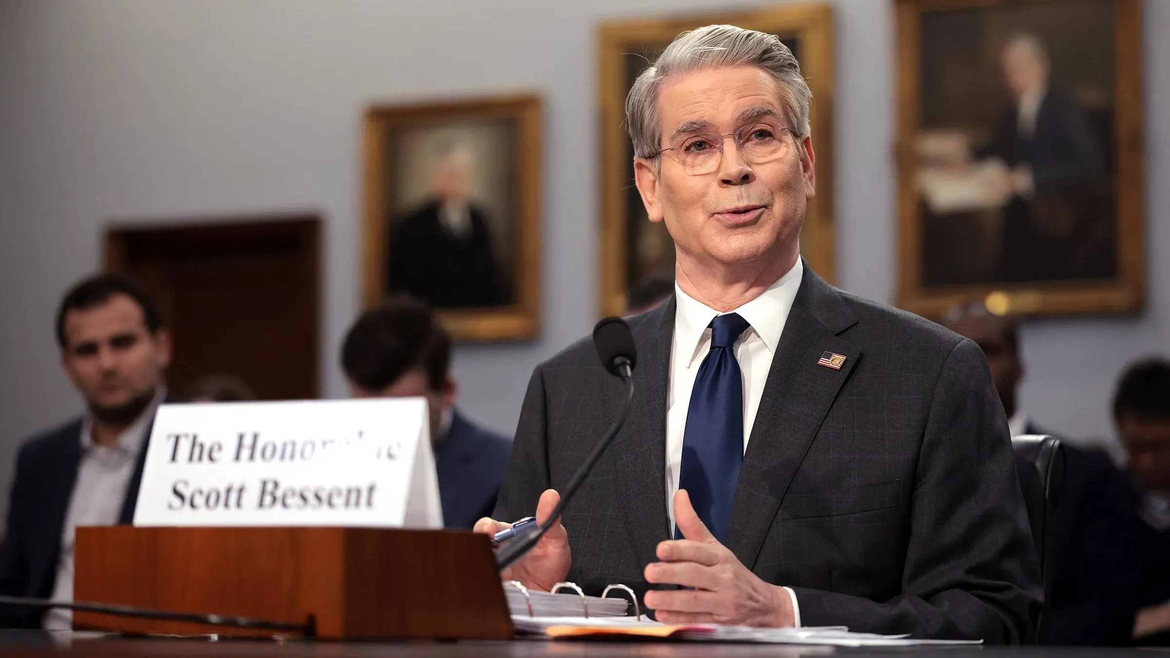 يتحدث سكوت بيسنت، وزير الخزانة الأمريكي، في جلسة أمام الكونغرس، مع التركيز على قضايا التجارة والاقتصاد.
