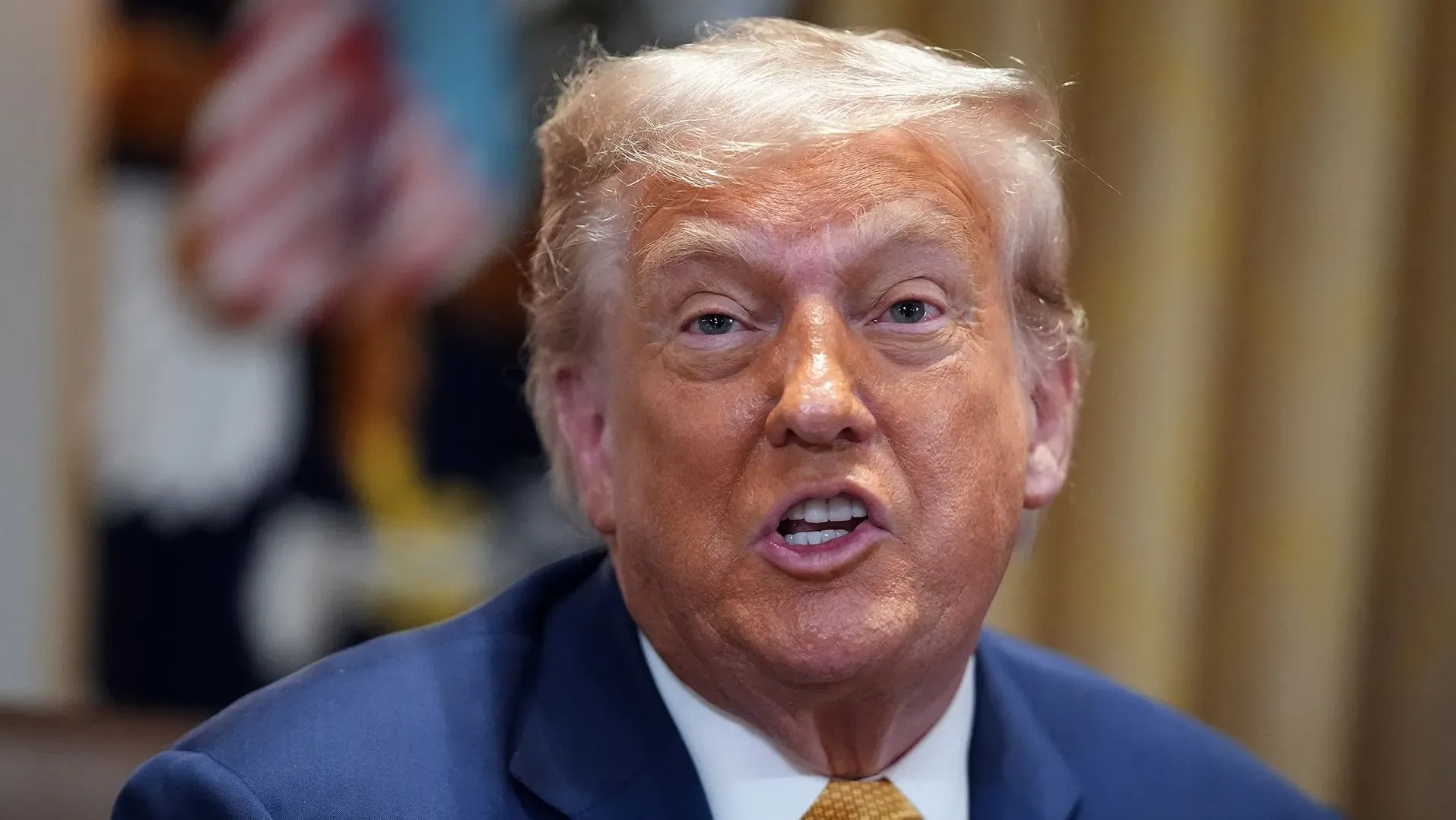 دونالد ترامب يتحدث خلال مؤتمر صحفي، مع التركيز على التقدم في المفاوضات التجارية والتعريفات الجمركية.