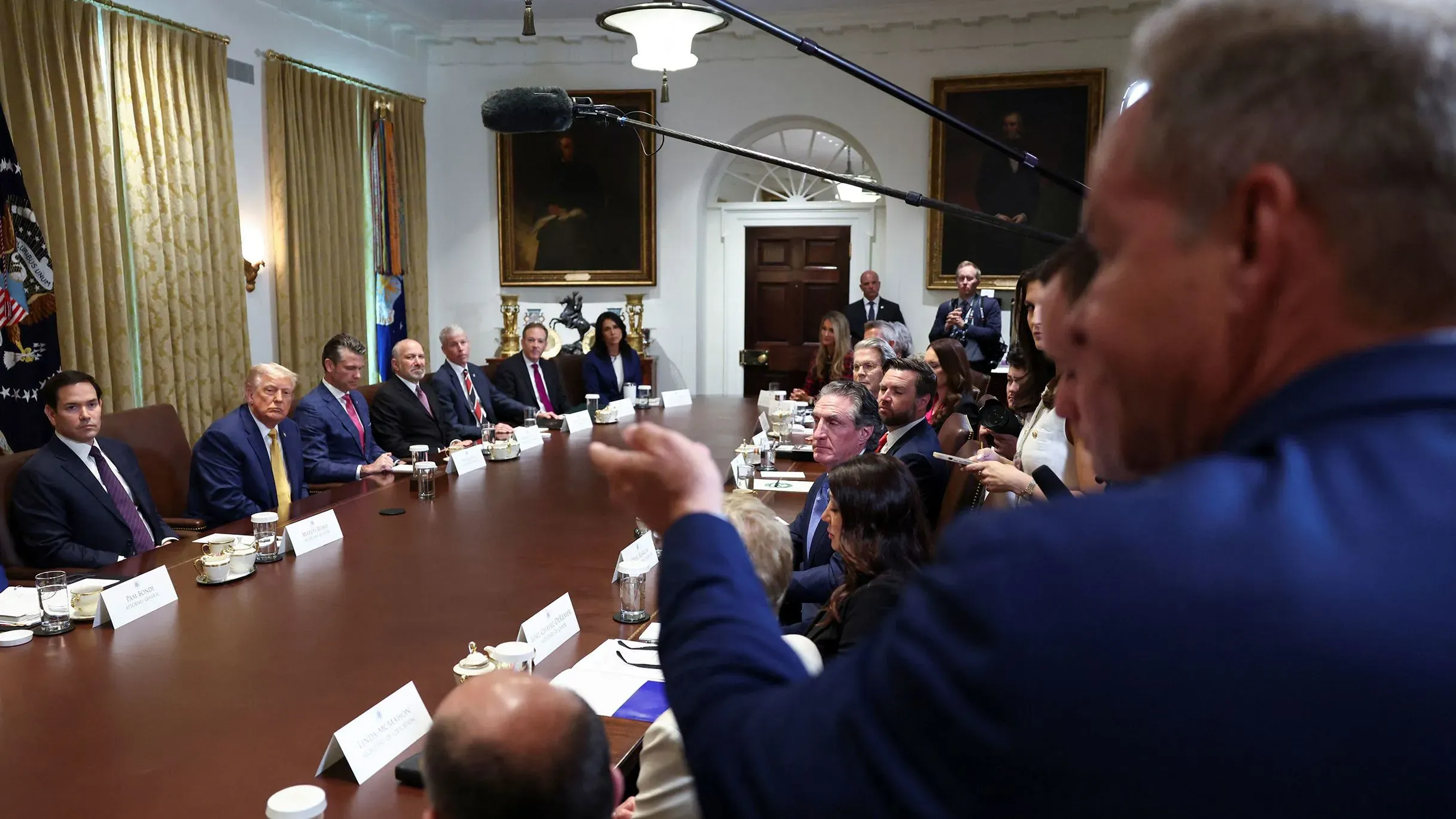 اجتماع لمجلس الوزراء برئاسة ترامب، حيث يناقش الرسوم الجمركية الجديدة على واردات مجموعة البريكس، مع وجود مستشارين وصحفيين.