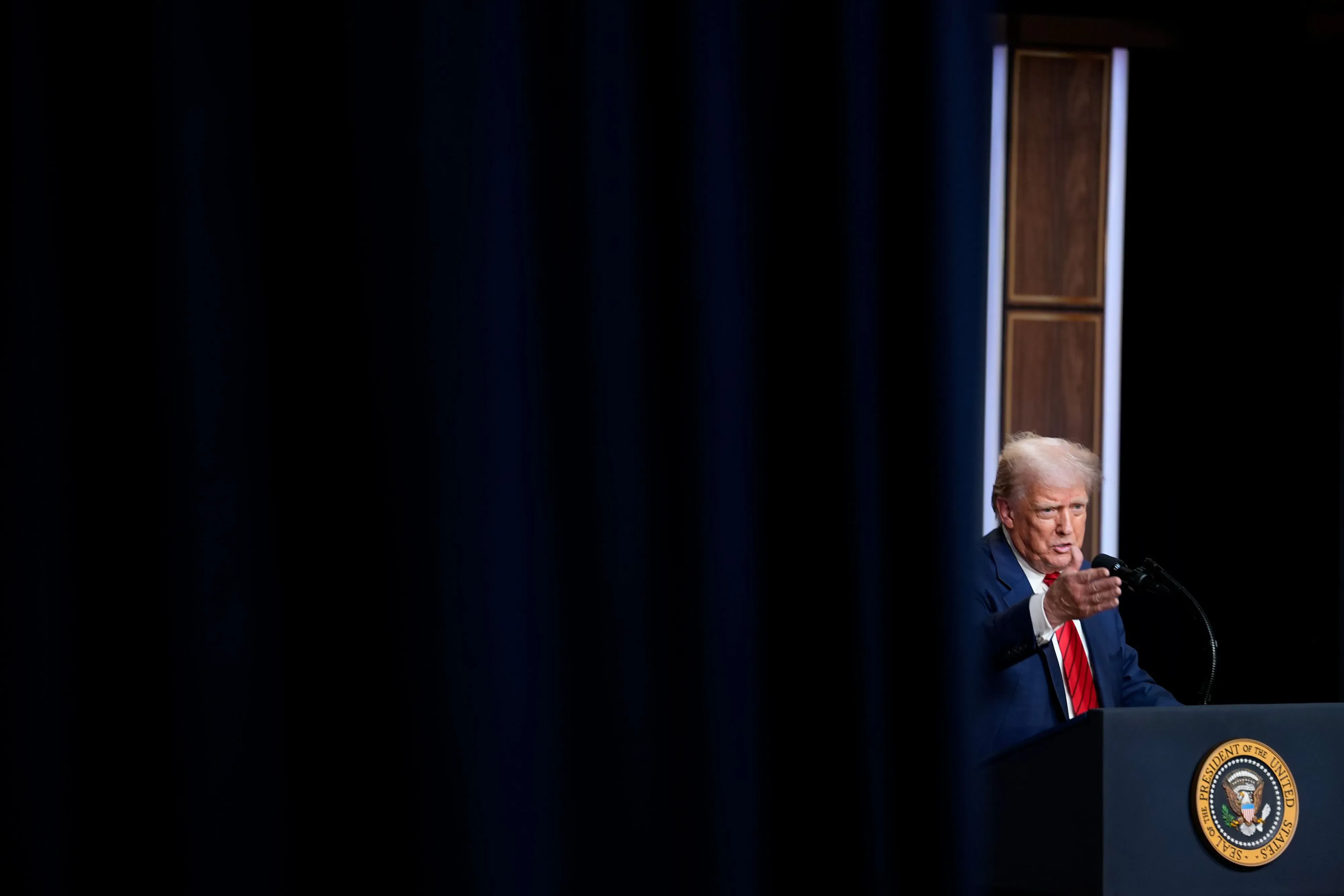 ترامب يتحدث في مؤتمر صحفي، مشيرًا إلى قضايا العنف في واشنطن العاصمة، مع التركيز على ضرورة فرض السيطرة الفيدرالية.