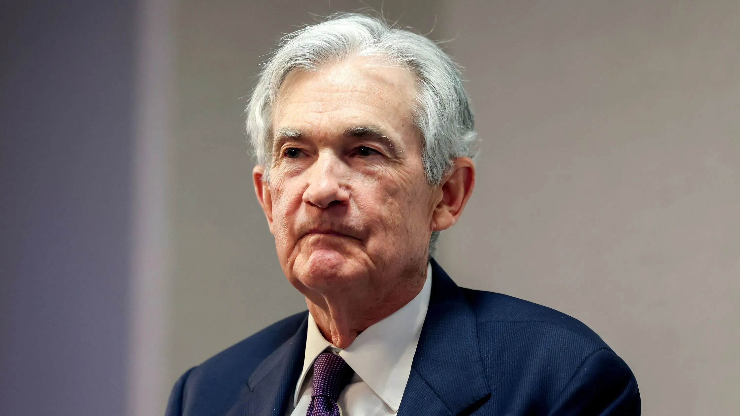 جيروم باول، رئيس الاحتياطي الفيدرالي، يظهر في مؤتمر صحفي، حيث يتحدث ترامب عن انتقاداته لسياسة الفائدة المرتفعة وتأثيرها على الاقتصاد.