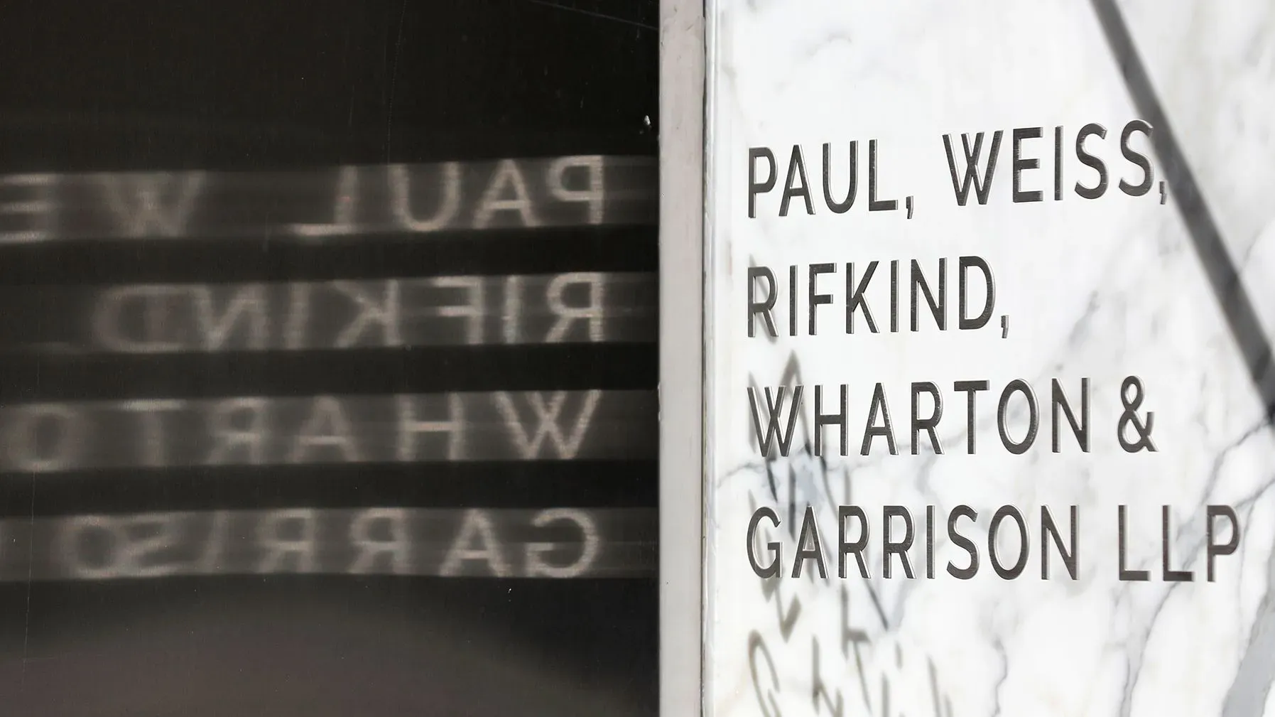 واجهة مكتب شركة المحاماة بول وفايس وريفكيند ووارتون وغاريسون في نيويورك، تعكس التزام الشركة بالتنوع والمساواة.