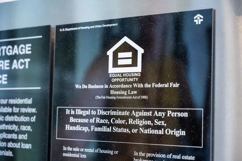 لافتة توضح حقوق الإسكان العادل، تشير إلى أنه من غير القانوني التمييز ضد أي شخص بناءً على العرق أو اللون أو الدين أو الإعاقة.