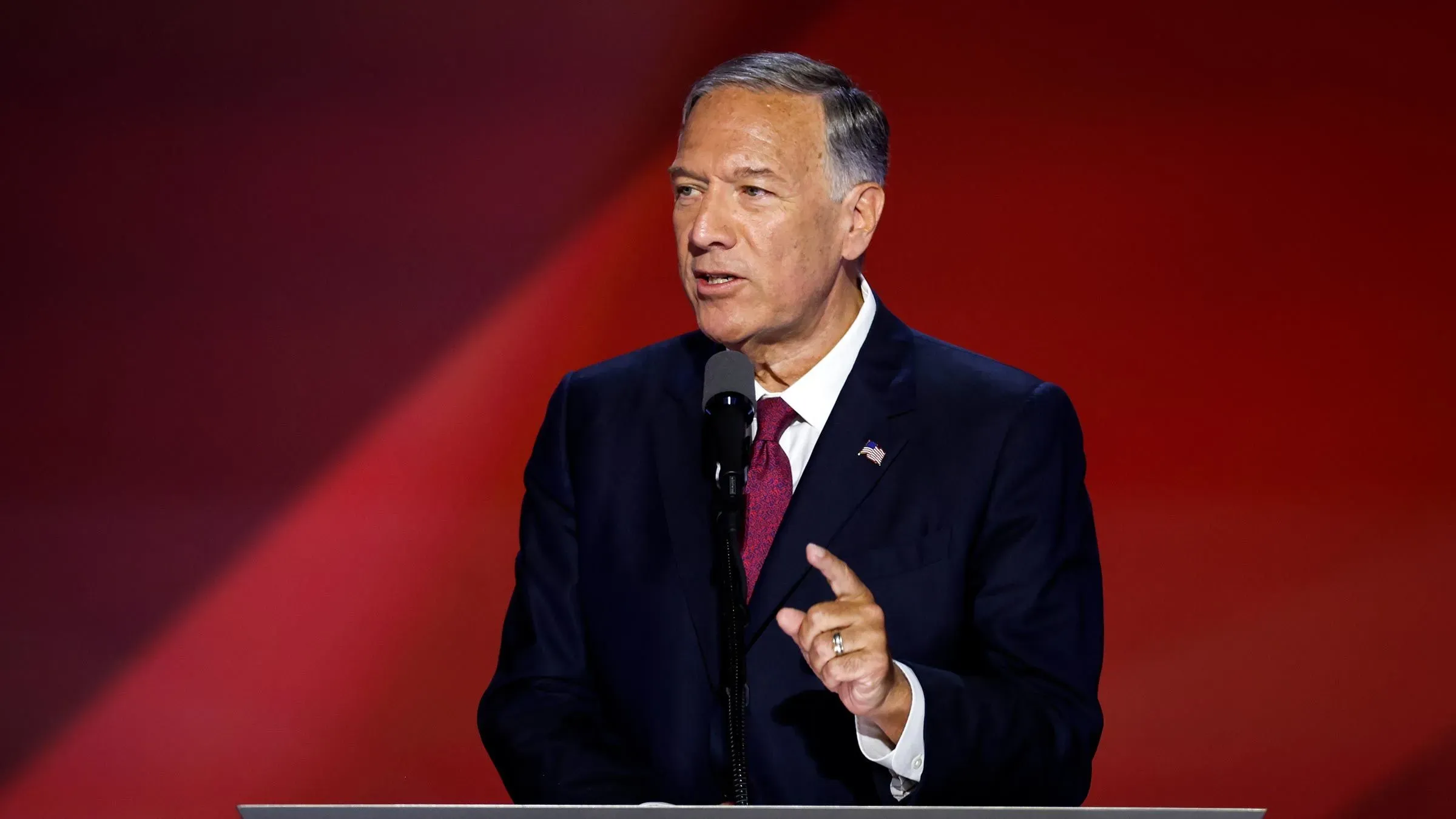 مايك بومبيو يتحدث في مؤتمر، حيث أُلغي حراسه الأمني بعد تهديدات من إيران، في سياق سياسة إدارة ترامب المتشددة.