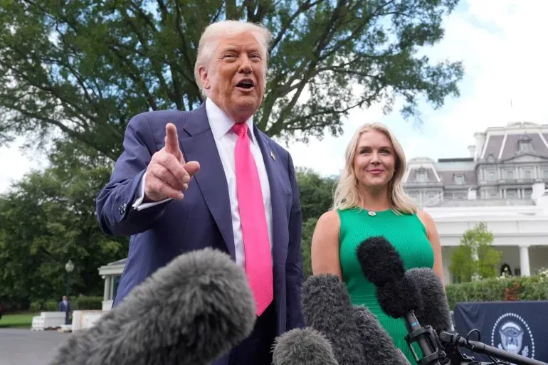 ترامب يتحدث أمام الصحفيين في البيت الأبيض، داعمًا الإفراج عن معلومات حول قضية جيفري إبشتاين وسط جدل سياسي.