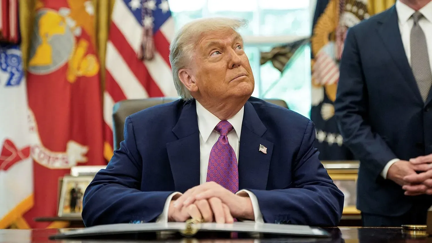 ترامب خلال إحاطة إعلامية في المكتب البيضاوي، يتحدث عن خطط إلغاء الوكالة الفيدرالية لإدارة الطوارئ وتحويل المسؤوليات للولايات.