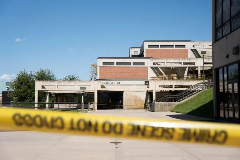 مركز لوسي في جامعة يوتا فالي، محاط بشريط تحذيري، بعد حادث إطلاق نار أدى إلى مقتل المعلق تشارلي كيرك.