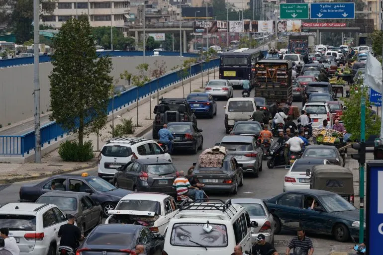 ازدحام مروري كثيف في الضاحية الجنوبية لبيروت، حيث يتجمع عدد كبير من السيارات والمركبات، مما يعكس حالة الفوضى والقلق بين السكان.