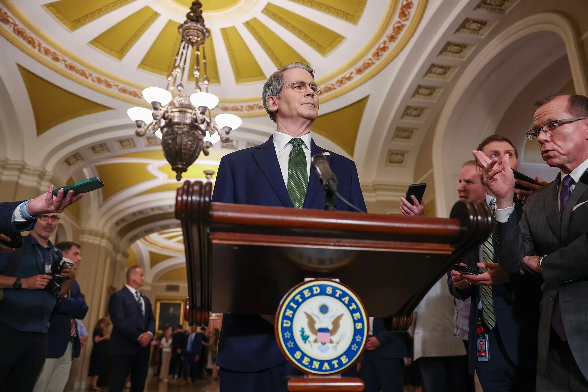 تصريح لوزير الخزانة سكوت بيسنت خلال مؤتمر صحفي في مبنى الكابيتول، مع وجود الصحفيين حوله.