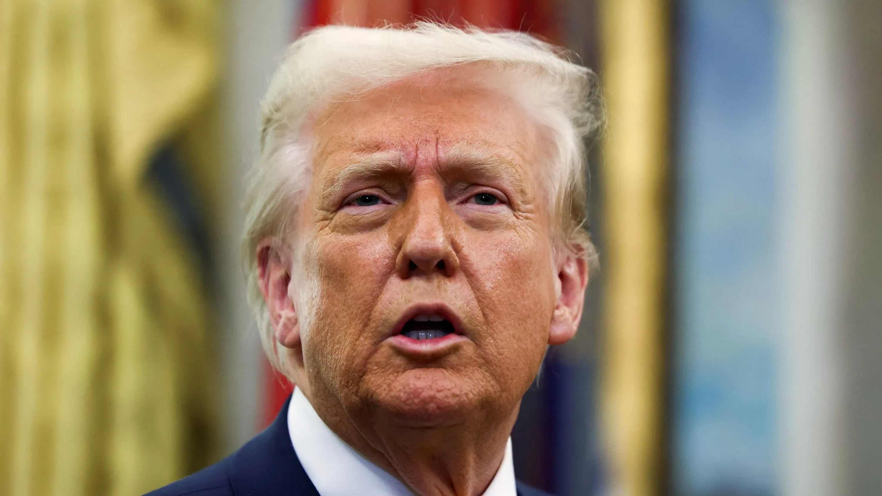 تصريح دونالد ترامب حول التعريفات الجمركية الجديدة وتأثيرها على العلاقات التجارية مع كندا والمكسيك، مع التركيز على التوترات الاقتصادية.