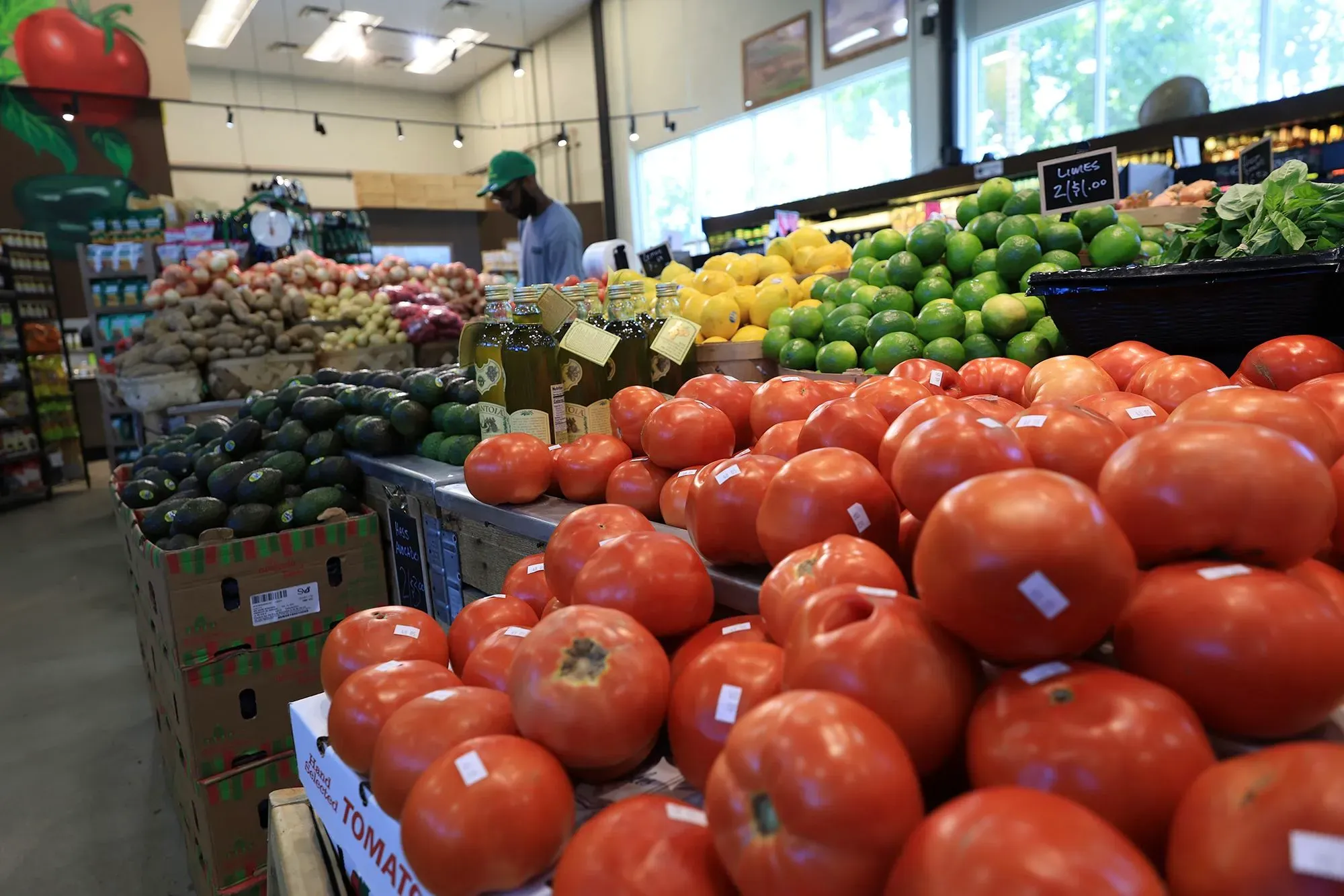 زيادة ملحوظة في أسعار المواد الغذائية في متجر، مع التركيز على الطماطم والأفوكادو، تعكس تأثير التعريفات الجمركية.