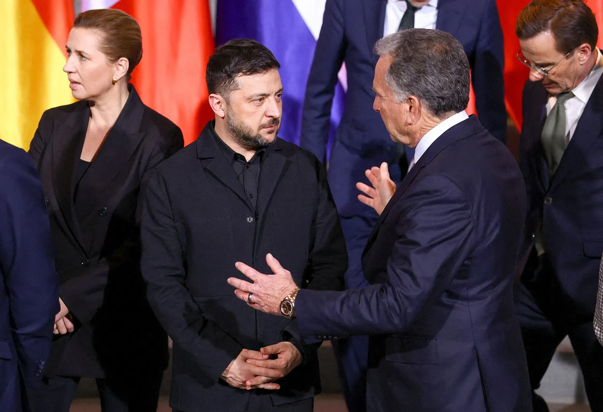 اجتمع الرئيس الأوكراني زيلينسكي مع قادة أوروبيين في برلين لمناقشة ضمانات الأمن لأوكرانيا وخطة السلام المقترحة.