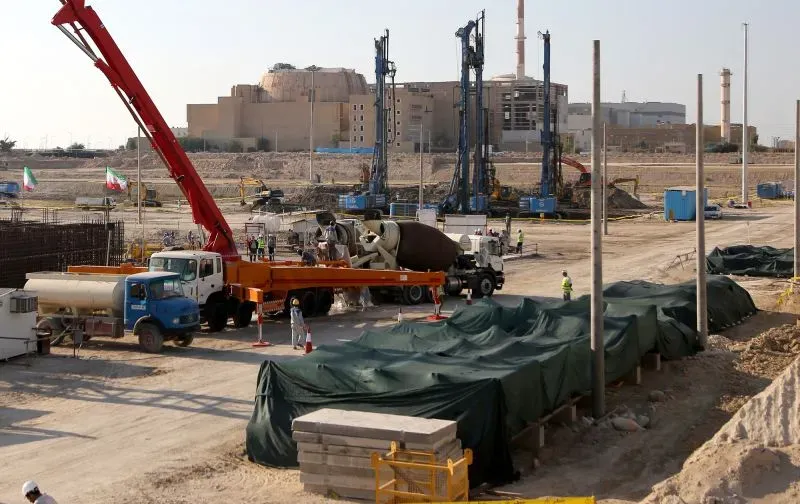 موقع إنشاء محطة نووية في إيران، يظهر معدات البناء والعمال، في سياق المفاوضات النووية مع الولايات المتحدة.