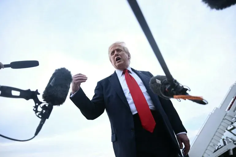 ترامب يتحدث للصحفيين في قاعدة أندروز، مع ميكروفونات تلتقط تصريحاته حول إرسال أنظمة باتريوت إلى أوكرانيا.