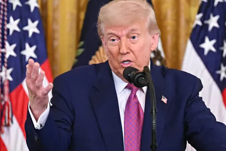 شعار قناة الجزيرة مع عبارة "أخبار عاجلة"، مما يشير إلى تحديثات مهمة حول تصريحات ترامب بشأن إيران.