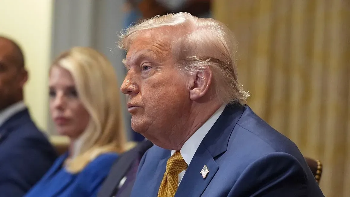 ترامب خلال اجتماع لمجلس الوزراء، معبراً عن استيائه من الأسئلة حول جيفري إبشتاين، مشيراً إلى قضايا أخرى مثل الفيضانات في تكساس.