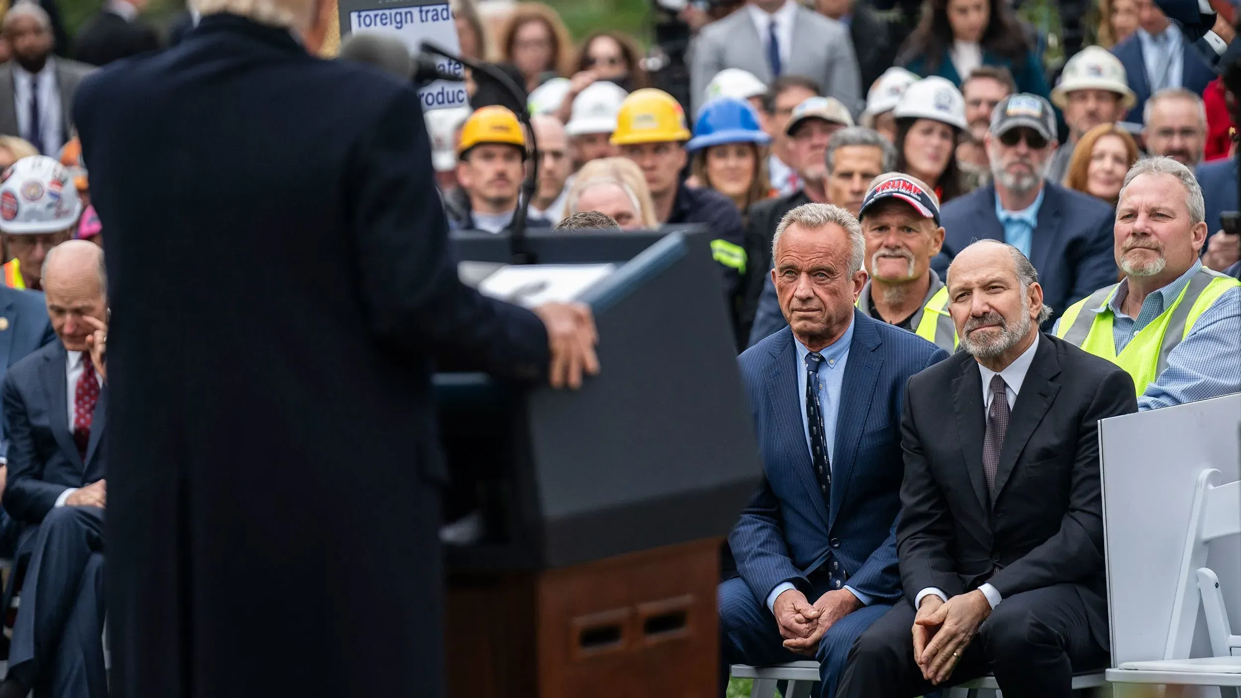 اجتماع للرئيس دونالد ترامب مع مسؤولين ومواطنين، حيث يناقش إجراءات خفض تكاليف الرعاية الصحية وأسعار الأدوية.