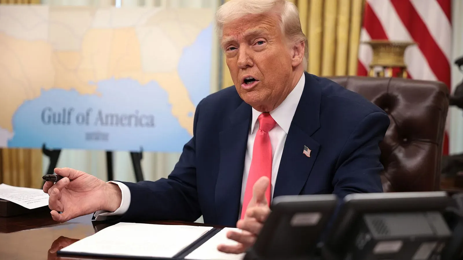 الرئيس دونالد ترامب يتحدث في المكتب البيضاوي أثناء توقيعه أمرًا تنفيذيًا بتعليق التصاريح الأمنية لموظفي شركة بيركنز كوي.