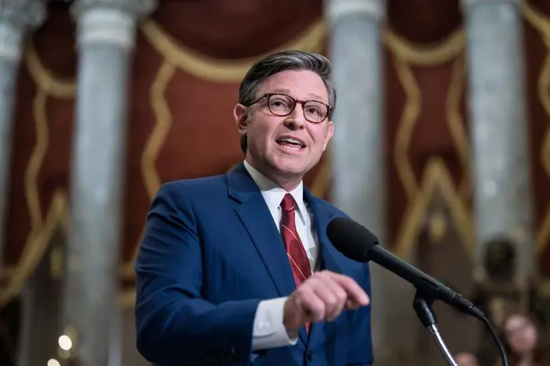 نائب يتحدث في الكونغرس الأمريكي، مع التركيز على أهمية مشروع قانون إنفاق الحكومة الفيدرالية لإنهاء الإغلاق الحكومي.