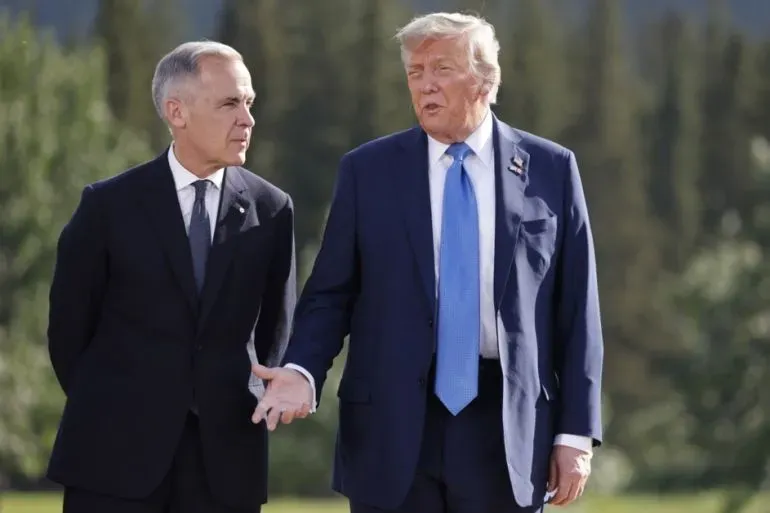 اجتماع بين الرئيس الأمريكي دونالد ترامب ورئيس الوزراء الكندي مارك كارني، حيث يتبادلان الحديث في أجواء غير رسمية.