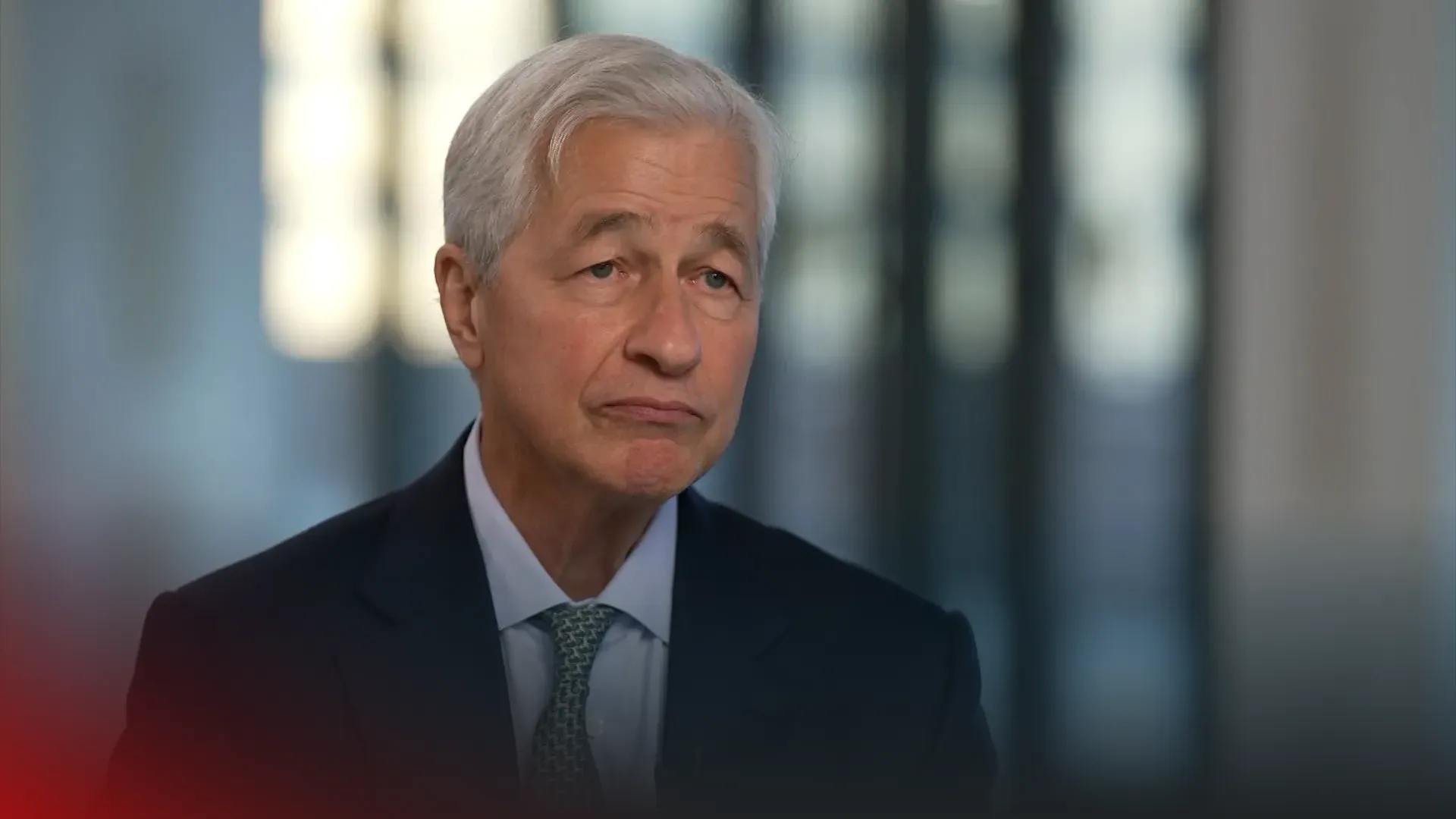 جيمي ديمون، الرئيس التنفيذي لبنك جي بي مورجان تشيس، يظهر في مقابلة، حيث يتحدث عن دعوى ترامب ضد البنك بسبب إغلاق حساباته.