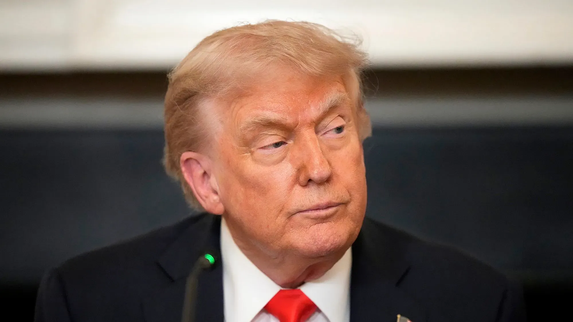 تعبر الصورة عن دونالد ترامب أثناء حديثه، مع تعبير جدي على وجهه، في سياق تعليقه على علاقته مع إيلون ماسك.