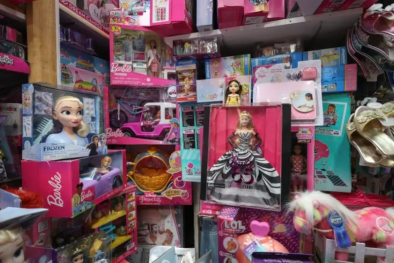 مجموعة متنوعة من ألعاب باربي وألعاب الأطفال الأخرى، تُظهر تأثير تهديدات ترامب بفرض تعريفات جمركية على شركة ماتيل.