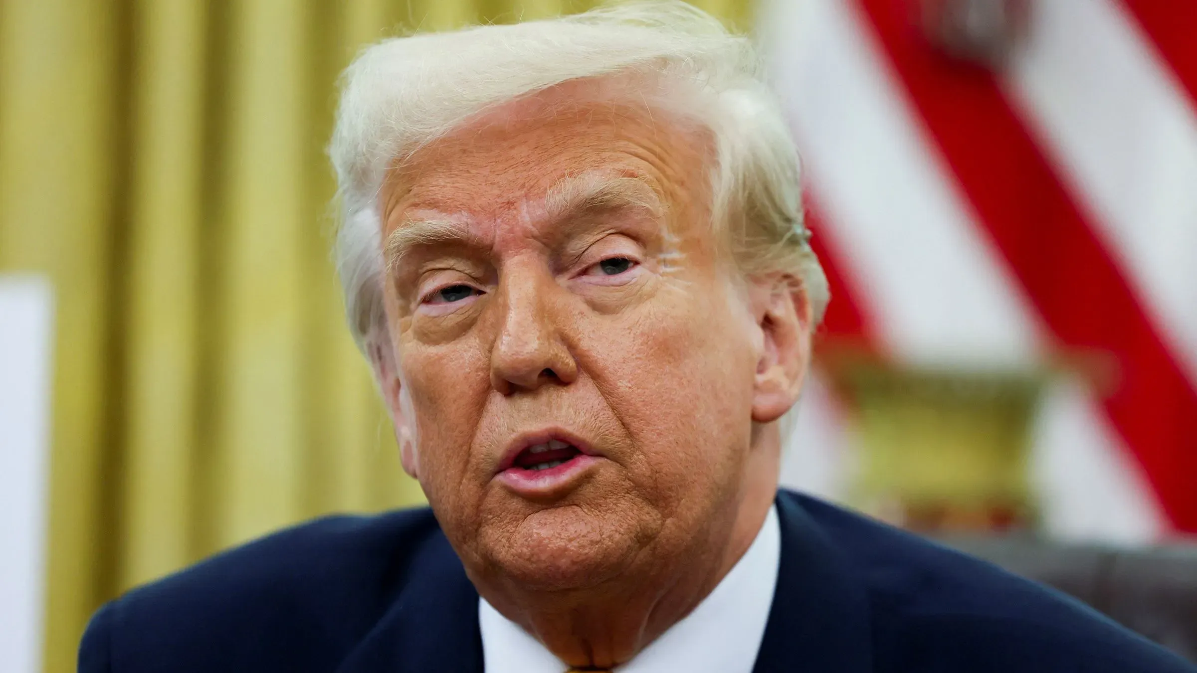 تصريح دونالد ترامب حول فرض رسوم جمركية جديدة على كندا، مع التركيز على تأثير التعريفات على التجارة الأمريكية.