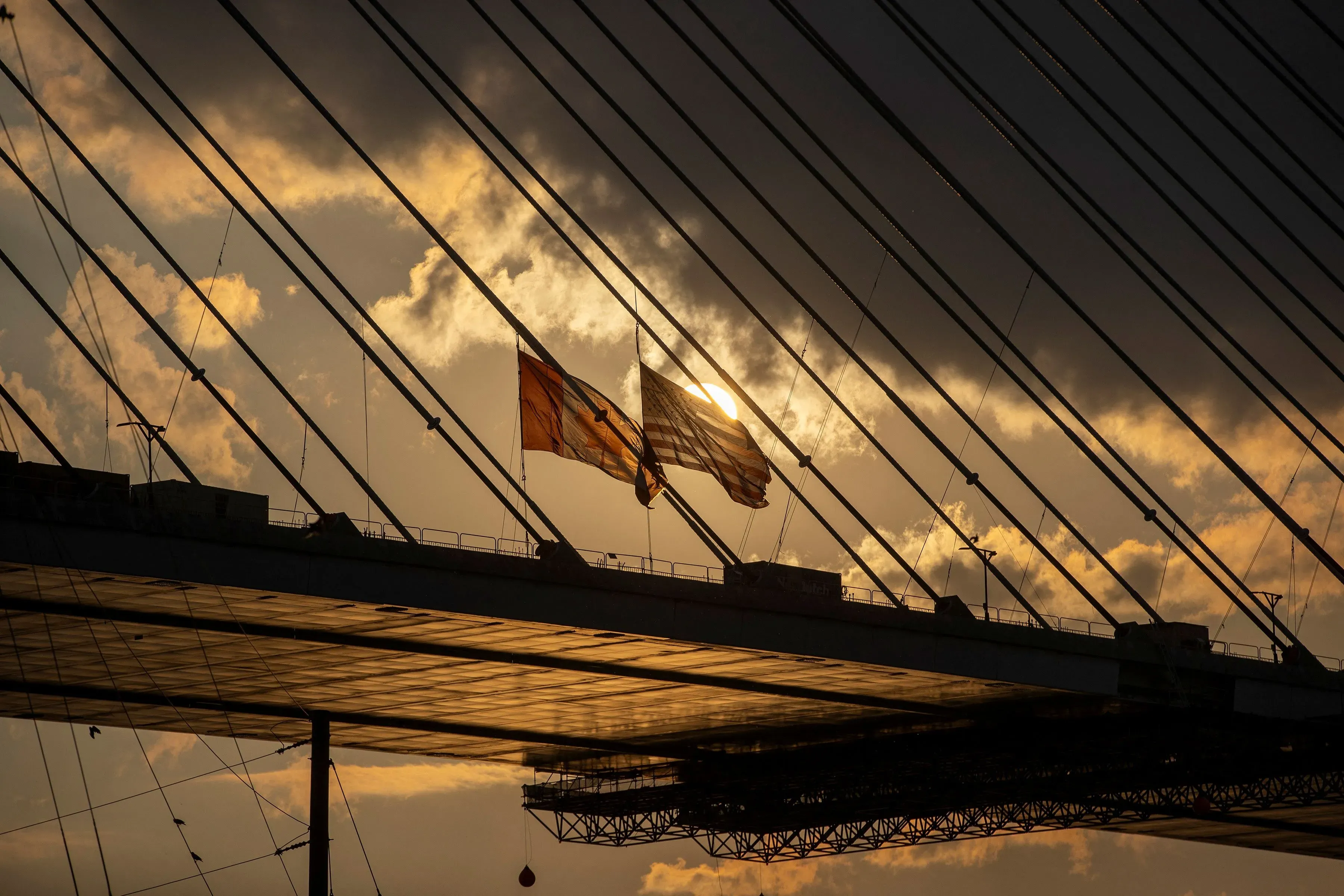 جسر جوردي هاو الدولي يربط بين الولايات المتحدة وكندا، مع العلم الأمريكي والكندي يرفرف تحت سماء غائمة.