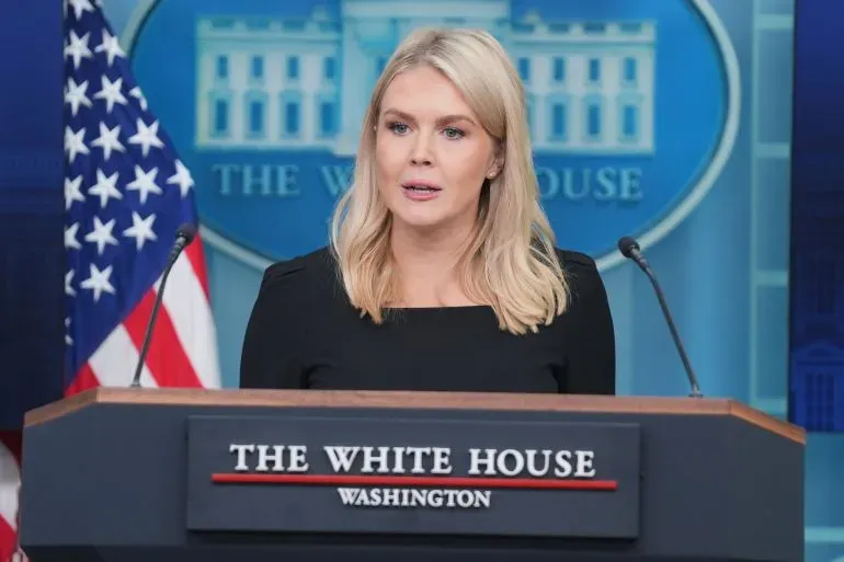 السكرتيرة الصحفية للبيت الأبيض كارولين ليفيت تتحدث عن موقف ترامب من الصراع الإسرائيلي الإيراني خلال مؤتمر صحفي.