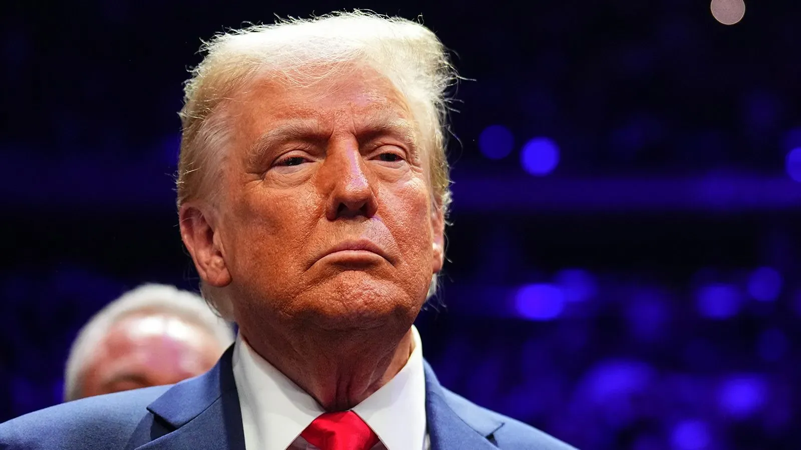 ترامب يظهر بتعبير جاد في تجمع سياسي، مع خلفية مضيئة، وسط أجواء مشحونة قبل جلسة الحكم في قضيته الجنائية.