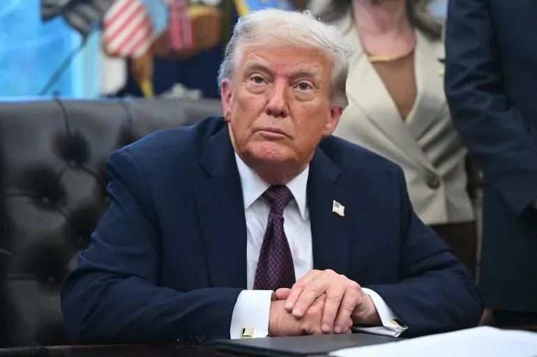 ترامب يجلس في المكتب البيضاوي، معبرًا عن القلق بعد إعلان دعوى قضائية ضد نيويورك تايمز بسبب تغطيتها لعائلته.