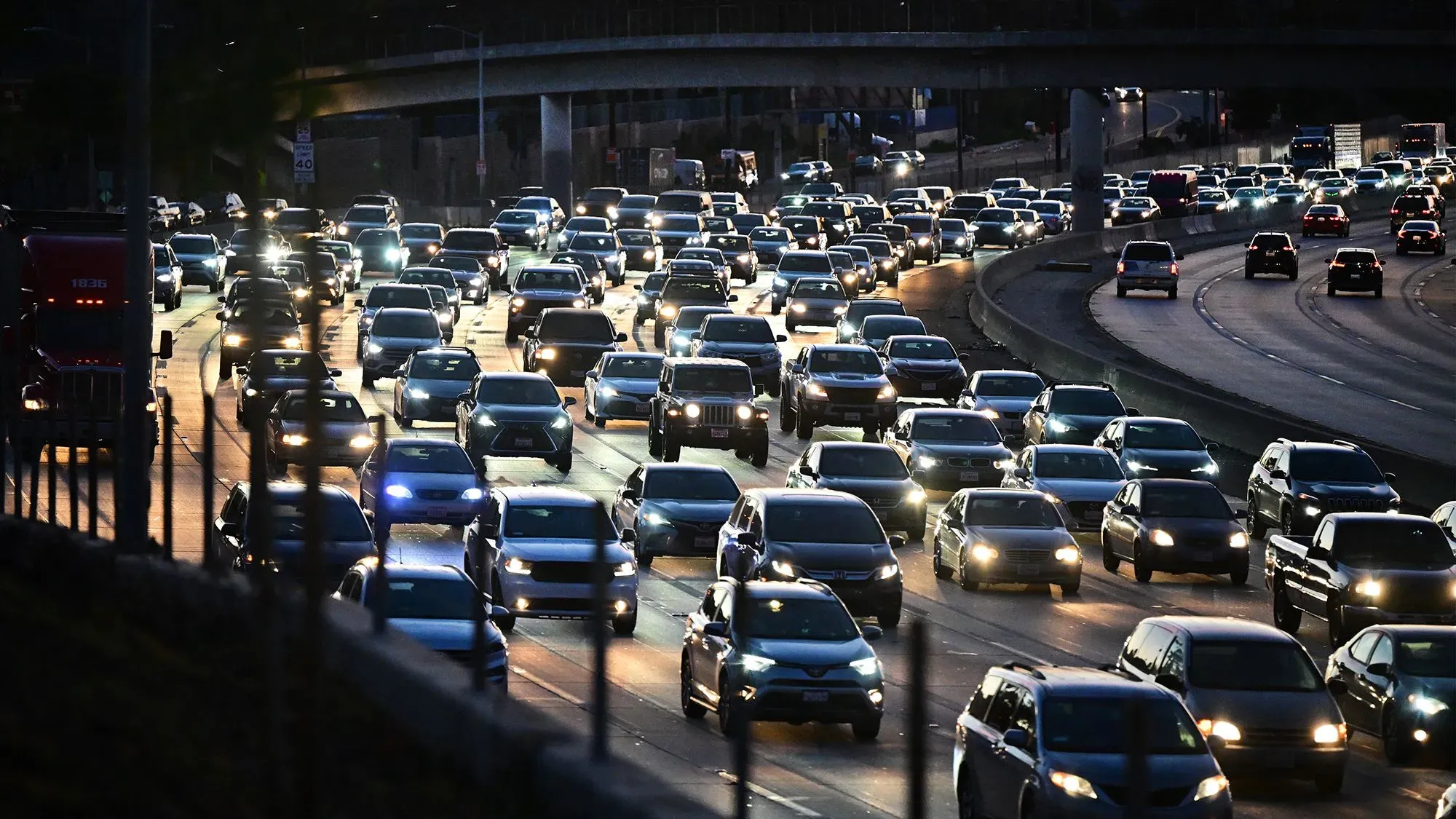 ازدحام مروري كثيف في كاليفورنيا مع سيارات تعمل بالبنزين، يعكس تأثير القرارات السياسية على تنظيم الانبعاثات.