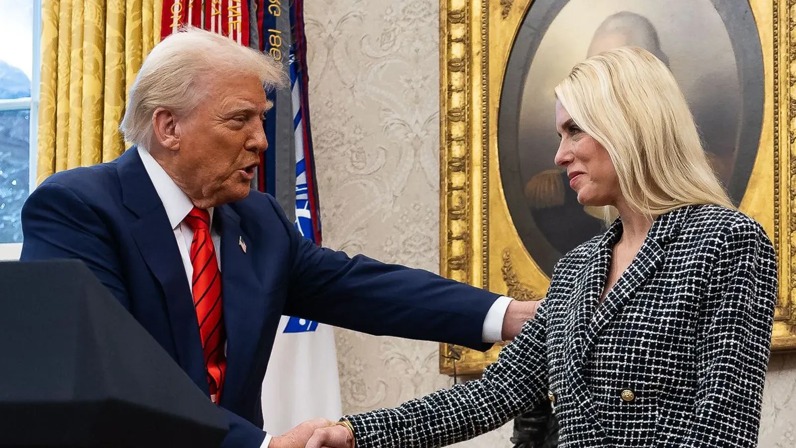 ترامب يتحدث بحماس أثناء مصافحته لمستشارة قانونية في المكتب البيضاوي، مع خلفية تظهر تفاصيل تاريخية للغرفة.