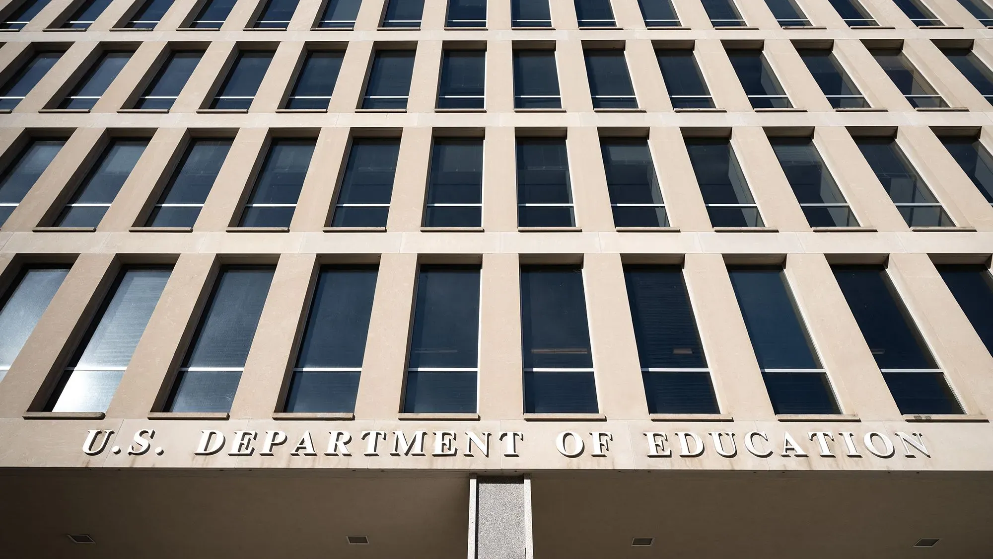 واجهة مبنى وزارة التعليم الأمريكية، مع التركيز على نوافذه واسم الوزارة، تعكس الجدل حول محاولات إدارة ترامب لتفكيك الوزارة.