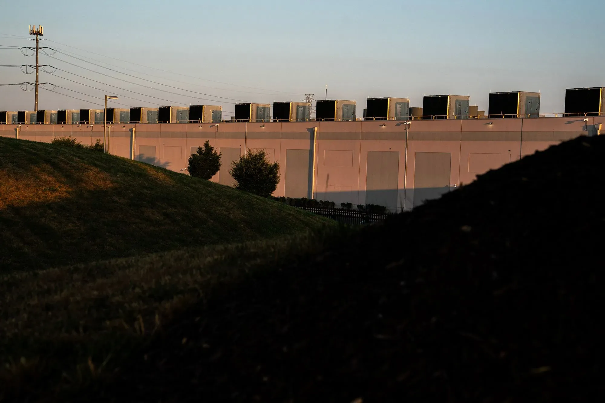 مركز بيانات كبير يضم وحدات تكييف هواء على السطح، مع تزايد الطلب على الطاقة بسبب استخدام الذكاء الاصطناعي.