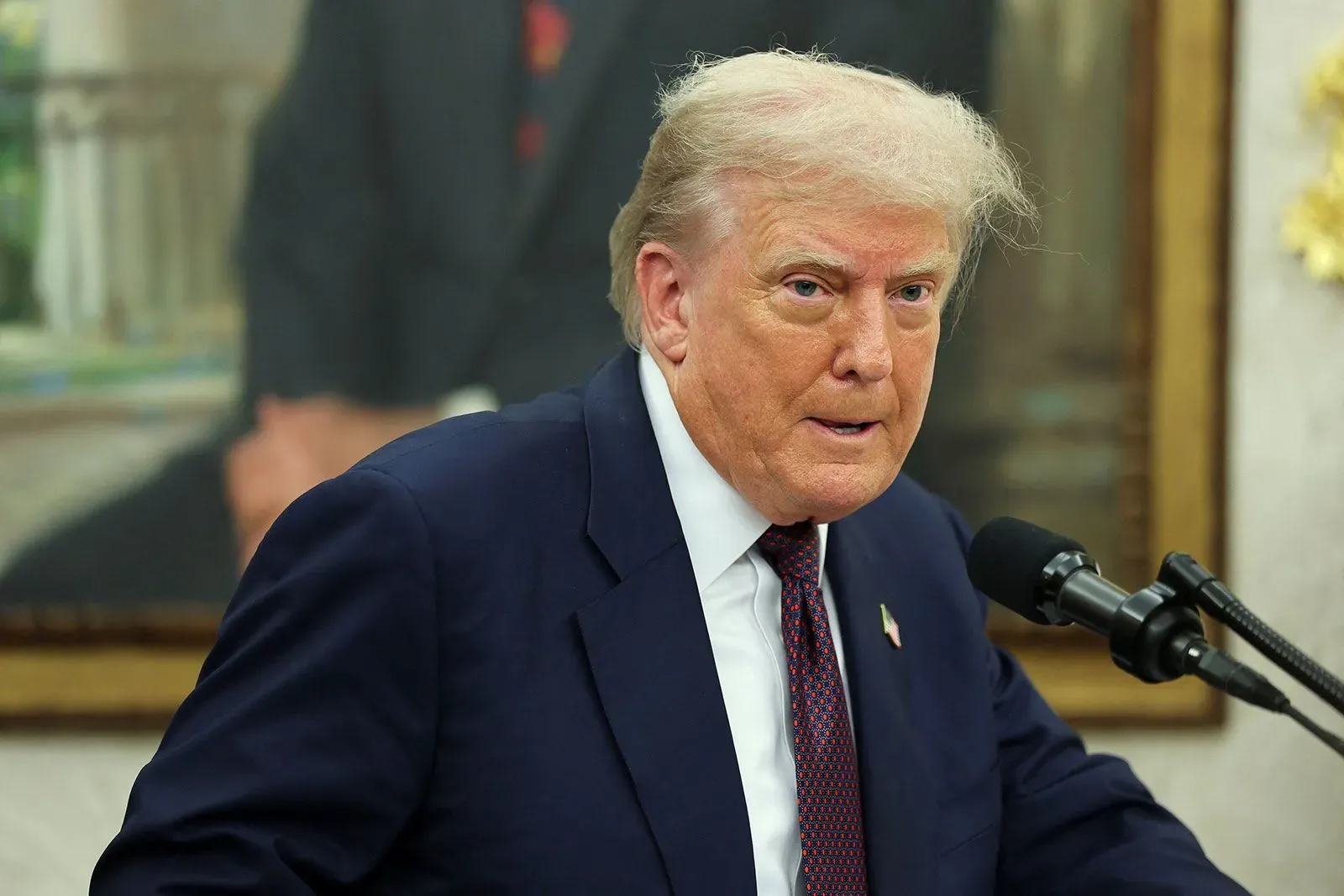 ترامب يتحدث في المكتب البيضاوي محذرًا من عقوبات جديدة على الدول التي تشتري الطاقة الروسية، في إطار جهود الضغط على الاقتصاد الروسي.