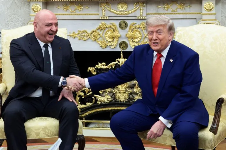 الرئيس الأمريكي دونالد ترامب يلتقي رئيس لبنان جوزيف عون في البيت الأبيض ويعد بتقديم المساعدة وسط توترات لبنان وإسرائيل.