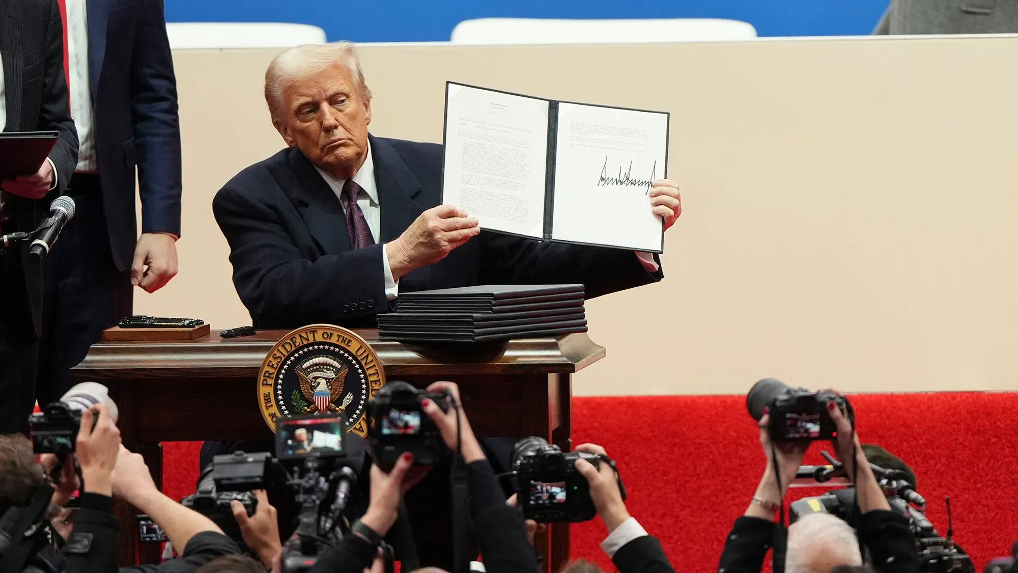 ترامب يعرض مذكرة توجيهية تحت مراقبة وسائل الإعلام، مطالبًا بعودة الموظفين الفيدراليين إلى العمل بدوام كامل في مكاتبهم.