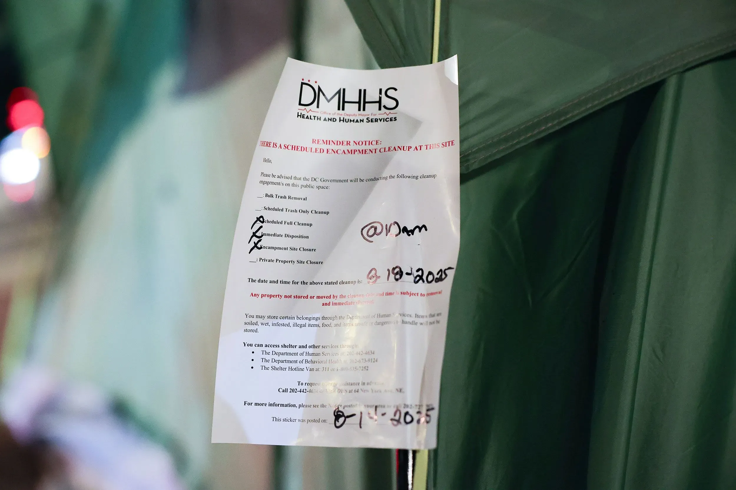 إشعار من إدارة الصحة والخدمات الإنسانية يذكر عن تنظيف مقرر لموقع مخيم مشردين، مع تفاصيل عن الخدمات المتاحة.